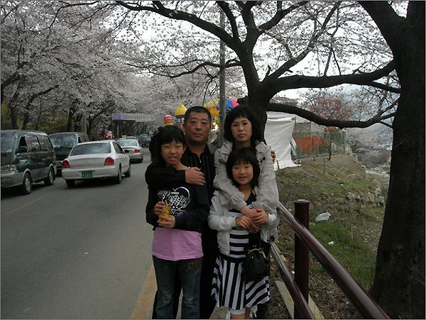 2007년 4월 동학사에서 찍은 최영복씨의 가족사진.
