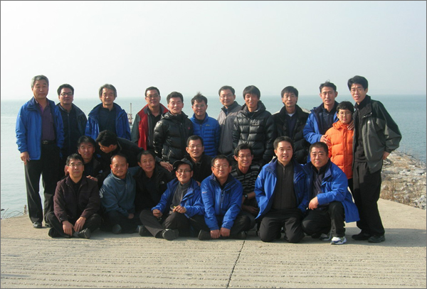 최영복씨가 2009년 활판사랑회 직원들과 함께 보령 천북이에서 찍은 사진.