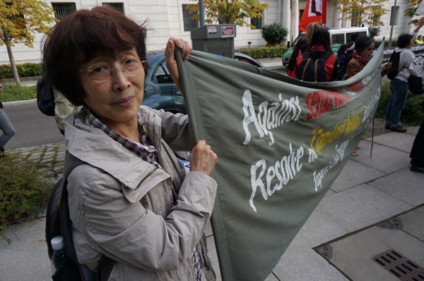 과거사에 대한 아베의 사과를 촉구하는 피켓을 들고 시위에 참가한 일본인의 모습. 
