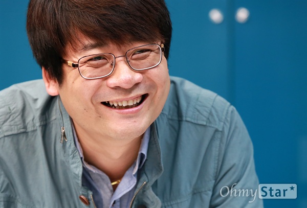  KBS 2TV 수목드라마 <어셈블리>의 정현민 작가가 24일 오후 서울 상암동 오마이뉴스 사무실에서 인터뷰를 하고 있다.