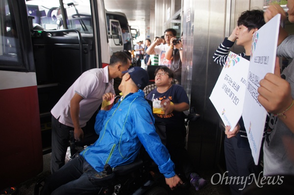 대구장애인차별철폐연대 회원들이 24일 오후 고속버스를 타려고 했지만 결국 장애인석이 없어 탑승하지 못했다.