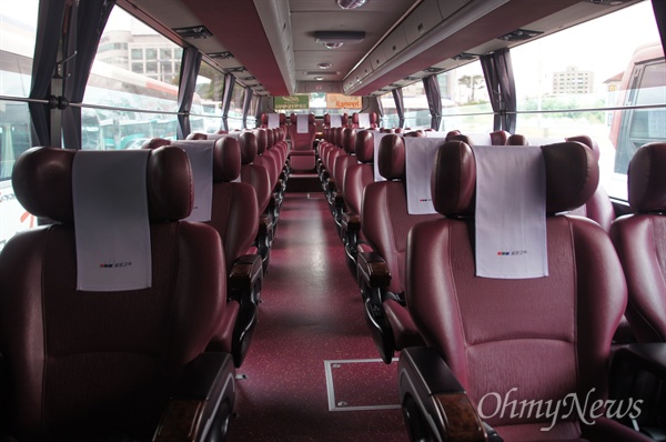 고속버스의 내부. 일반인 좌석으로 가득 채워져 있지만 장애인이 탈 수 있는 의자는 단 하나도 없다.