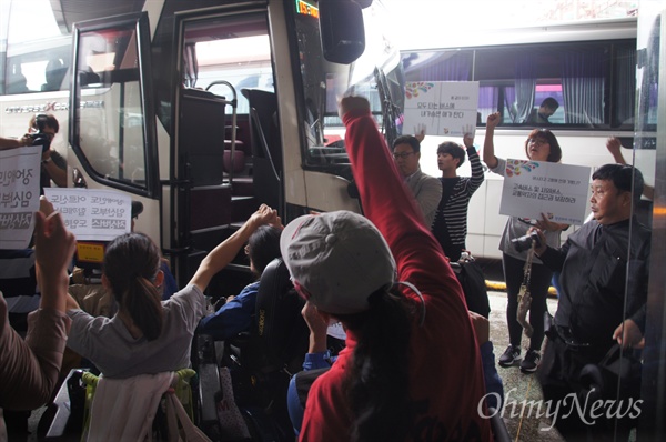 24일 오후 동대구고속터미널에서 열린 '시외버스 및 고속버스의 교통약자 접근권 보장을 촉구'하는 기자회견이 열린 후 장애인들이 고속버스 앞에서 버스를 타게 해 달라고 요구하고 있다.
