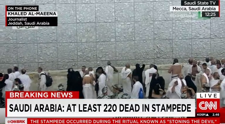 사우디아라비아 이슬람 성지순례에서 발생한 압사 사고를 보도하는 CNN 뉴스 갈무리. 순례객들이 마귀를 뜻하는 돌기둥에 돌을 던지는 의식을 보여주고 있다.