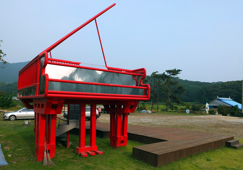  동요학교에 설치된 <노래하는 공작소> 창작팀이 만든 피아노 형태의 단상작품