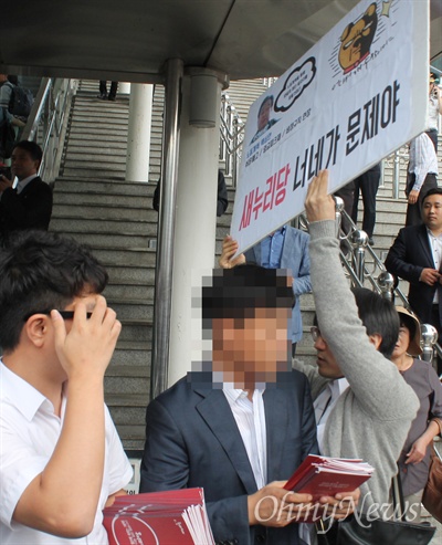 25일 오후 열린 새누리당 부산시당의 부산역 귀경인사 행사는 노동개혁을 반대하는 청년들과 곳곳에서 충돌을 빚어며 진행됐다. 새누리당 당직자들은 피켓을 든 청년들을 막아서며 말싸움을 벌였다. 