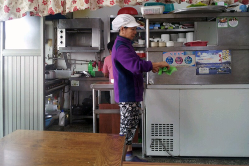이만자 여성의 친정어머니는 가게 일을 돕고, 시어머니는 주방에서 일을 하고 있습니다.