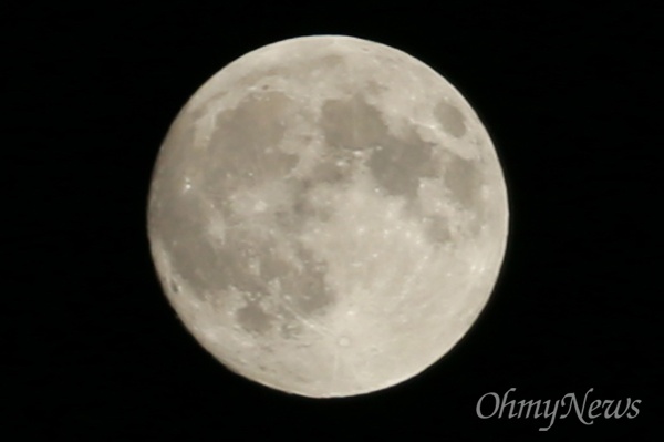 지난해 9월 27일 추석, 보름달이 떠 있는 모습. 
