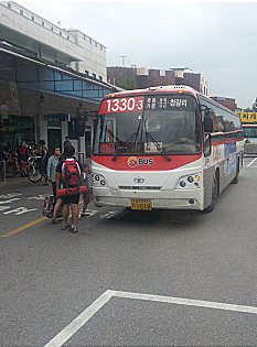 가평터미널에 선 1330-3. 1330-3번 버스는 그에게 각별한 의미가 있는 버스라고 한다.