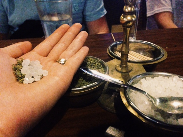 인도에서는 흔한 식사 후 입가심. 민트와 설탕.