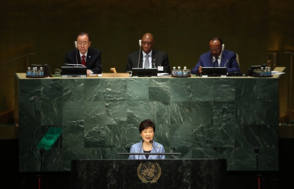 박근혜 대통령이 지난 28일 오전(현지시각) 미국 뉴욕 유엔본부에서 열린 제70차 유엔총회에서 기조연설을 하고 있다.