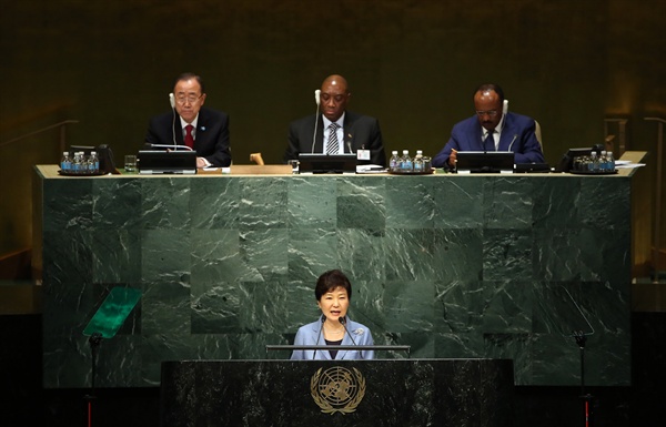  박근혜 대통령이 지난 28일 오전(현지시각) 미국 뉴욕 유엔본부에서 열린 제70차 유엔총회에서 기조연설을 하고 있다.