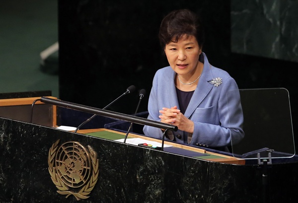박근혜 대통령이 지난 28일 오전(현지시각) 미국 뉴욕 유엔본부에서 열린 제70차 유엔총회에서 기조연설을 하고 있다.