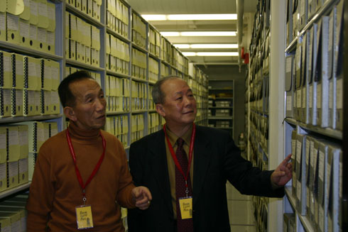 내셔널 아카이브 서고 안에서 권중희 선생과 필자(오른쪽)
