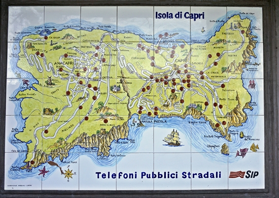 카프리 섬의 곳곳을 표시한 지도가 타일 위에 그려져 있다.