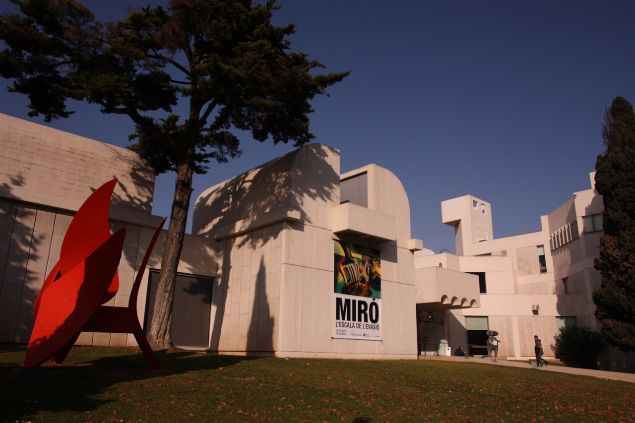 호안 미로 미술관. 미로가 사재를 털어 세운 미술관으로 약 300점에 이르는 미로의 작품을 볼 수 있다. 차세대 예술가를 육성하는 현대미술 연구소로도 활용되고 있다.
