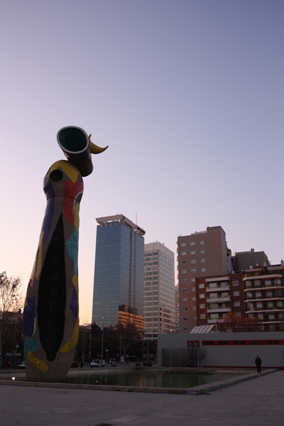 호안 미로 공원에 있는 22미터 높이의 조각 작품 <여인과 새>.