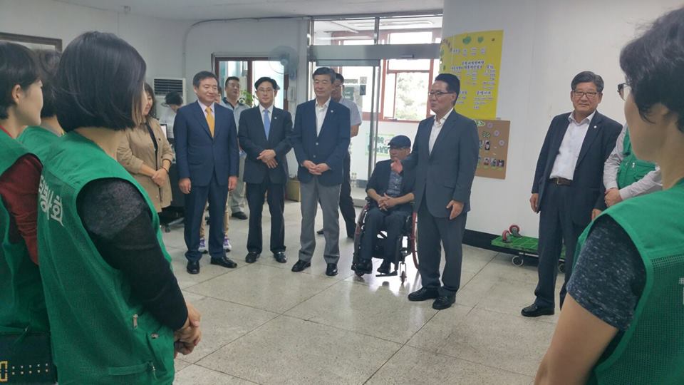 새정치연합 박지원 의원이 추석을 맞아 지역구인 목포지역 한 단체를 방문해 인사말을 하고 있다.