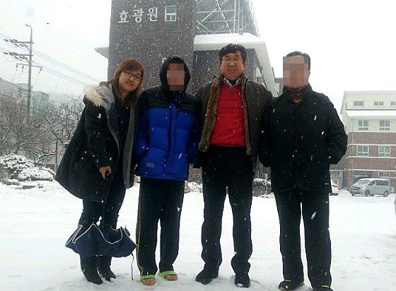 2012년 겨울, 6호처분 받은 원호가 생활하던 대전효광원에 면회 가서 찍은 사진입니다. 왼쪽부터 면회에 동행한 김민하, 원호, 조호진, 원호 할아버지.