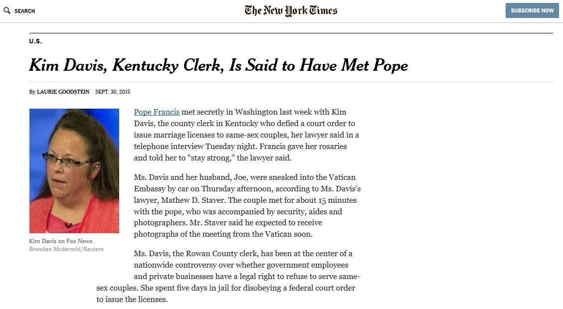 프란치스코 교황과 동성 부부를 거부한 미국 법원 서기의 만남을 보도하는 <뉴욕타임스> 인터넷판 갈무리.