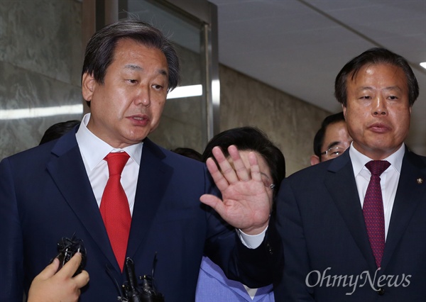 9월 30일 국회에서 의원총회를 마친 새누리당 김무성 대표가 회의장을 나서며 취재진의 질문을 받고 있다.