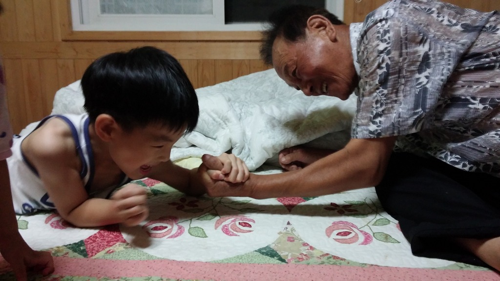 9월 5일, 수산리 아버지와 꽃차남. 아버지 환한 모습이 그립다. 어서 회복하시기를. 