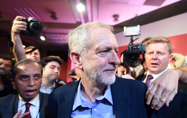 지난 9월 12일 영국 노동당 당수 경선에서 승리한 직후 취재진에 둘러싸인 제레미 코빈.