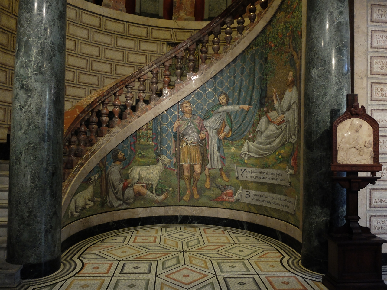 화려한 모자이크로 장식된 암브로시아나 미술관의 계단입니다. 