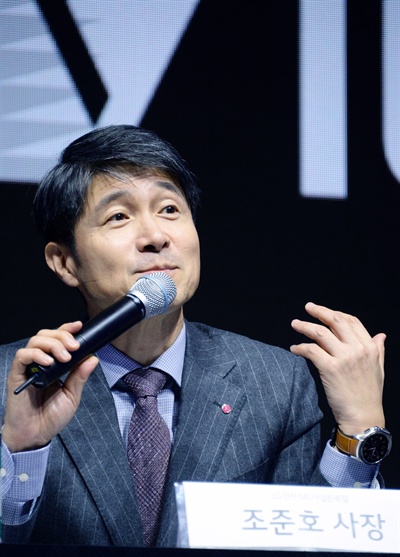 LG전자 MC(모바일 커뮤니케이션즈)사업본부장을 맡고 있는 조준호 사장이 1일 서울 반포 세빛섬에서 새 대화면 프리미엄 스마트폰 LG V10을 소개하고 있다. 