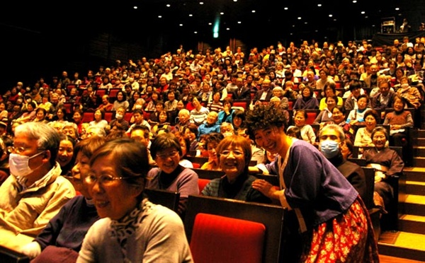 극단 큰들은 2008년부터 2013년까지 세 차례에 걸쳐 일본 순회공연을 벌여 큰 호응을 얻기도 했다.
