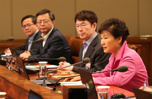 박근혜 대통령이 2015년 9월 21일 청와대에서 열린 수석비서관회의를 주재하고 있다.