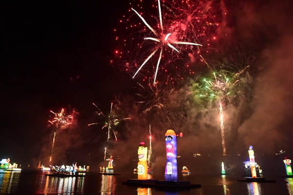 2015년도 진주남강유등축제 개막식의 불꽃놀이 장면.