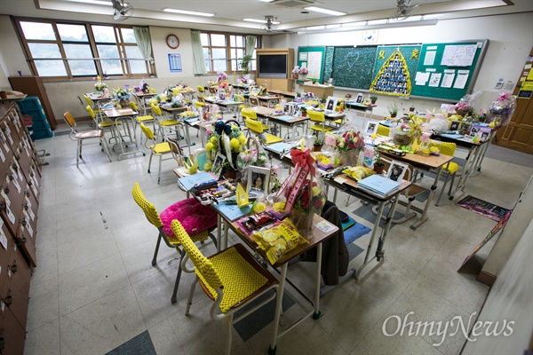 아이들의 교실은 작년 봄 4월 16일에 시간이 멈췄다. 아이들이 기억하는 가족들과 시민들의 관심으로 교실에는 노란 꽃이 지지 않고 있다,