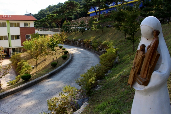  산청 성심원 내 십자가의 길은 유의배 알로이시오 신부 칠순을 기념해  성심원 가족들이 마련한 길이다. 유 신부는 고향 스페인 게르니카를 떠나 1만 킬로미터가 넘는 이곳 성심원을 찾아 35년의 세월을 함께 보낸 파란 눈의 성자로 불린다. 