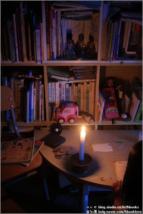 책순이가 촛불을 켜고 책을 즐기려는 이른 새벽을 함께 맞으면서, 새로운 빛과 숨결이 흐르는 사진도 고마이 얻는다. 바지런한 아이 몸짓이기에 아침부터 즐겁게 노래한다.