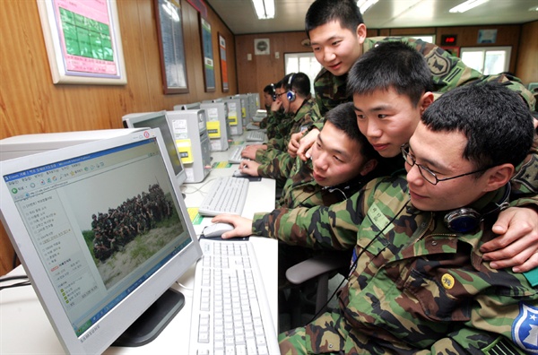 지난 2006년 1월 육군이 전 중대급 부대에 인터넷 카페를 개설해 병사들의 사회적 단절감 해소에 나선 가운데 충남 계룡시 육군 32사단 기동중대내 사이버지식정보방을 찾은 병사들이 중대 인터넷 카페를 보며 이야기를 나누고 있다.