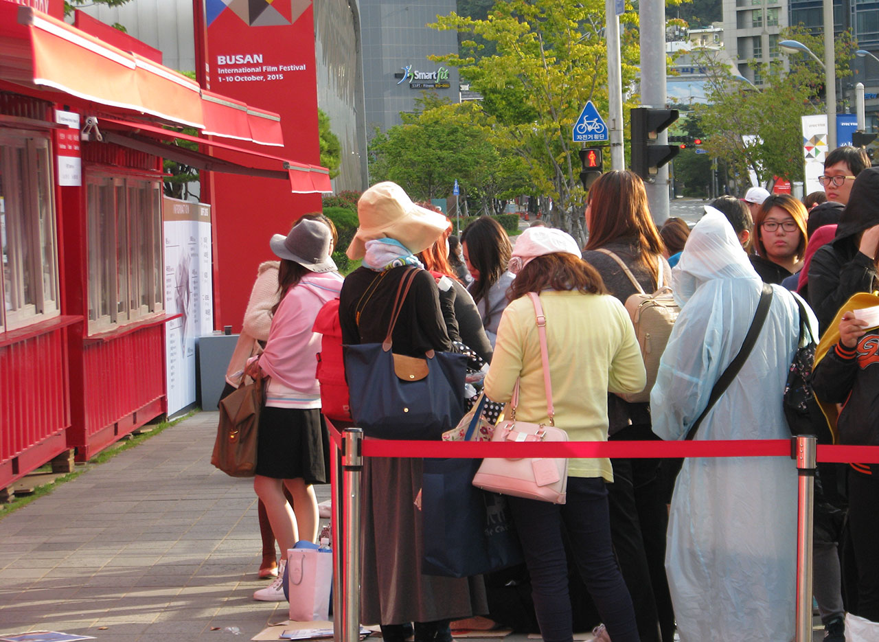  3일 아침 전날부터 밤을 샌 관객들이 부산국제영화제 티켓 매표 창구가 열리기를 기다리고 있다. 