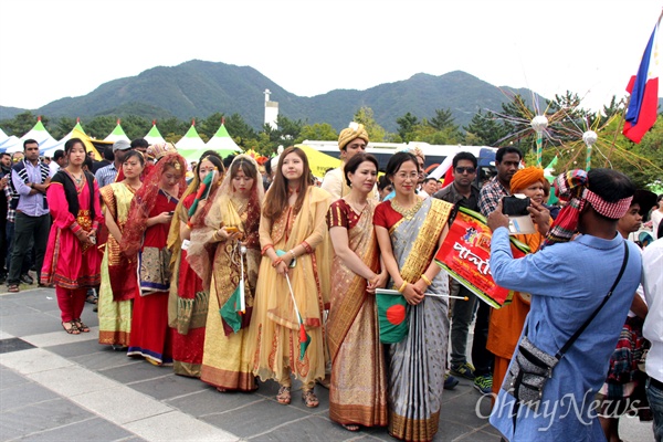 4일 오후 창원 용지문화공원에서 열린 '이주민과 함께하는 다문화축제 맘프'의 다문화퍼레이드에 참석한 방글라데시 출신 이주민들이 전통의상을 입고 참석했다.
