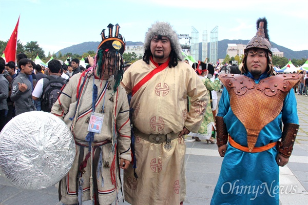 4일 오후 창원 용지문화공원에서 열린 '이주민과 함께하는 다문화축제 맘프'의 다문화퍼레이드에 몽골 출신 이주민들이 전통의상을 입고 참석있다.