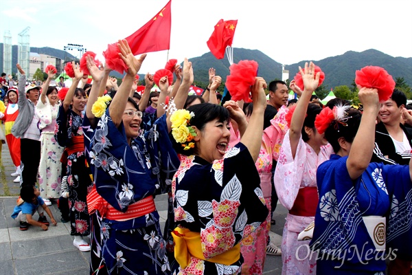 4일 오후 창원 용지문화공원에서 열린 '이주민과 함께하는 다문화축제 맘프'의 다문화퍼레이드에 일본 출신 이주민들이 전통의상을 입고 참석있다.