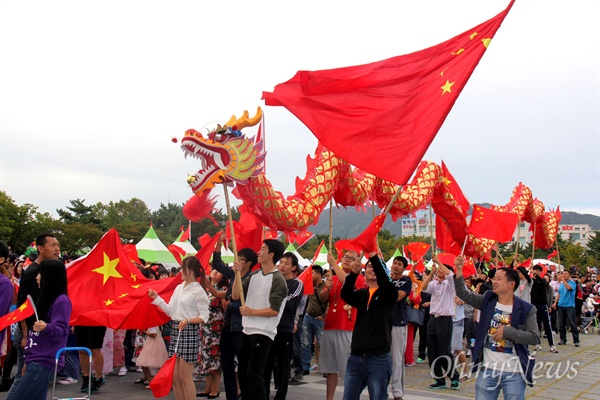 4일 오후 창원 용지문화공원에서 열린 '이주민과 함께하는 다문화축제 맘프'의 다문화퍼레이드에 중국 출신 이주민들이 전통의상을 입고 참석있다.