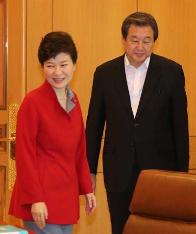 박근혜 대통령이 지난 7월 16일 청와대를 방문한 새누리당 김무성 대표 등 여당 지도부와 인사하고 나서 돌아서고 있다.