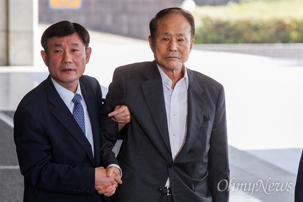 이상득(80) 전 새누리당 의원이 5일 오전 서울 서초구 서울중앙지검에서 포스코 비리 연루 의혹에 대해 조사를 받기 위해 출석을 하고 있다. 