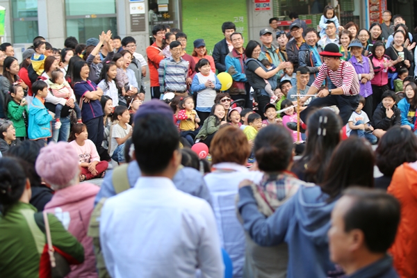 계룡시 개청이래 처음으로 '2015 계룡군문화축제'에서 계룡시내 중심부인 엄사 사거리 부근을 차 없는 거리로 지정하고 거리 공연을 펼쳐 시민들의 호응을 얻었다.