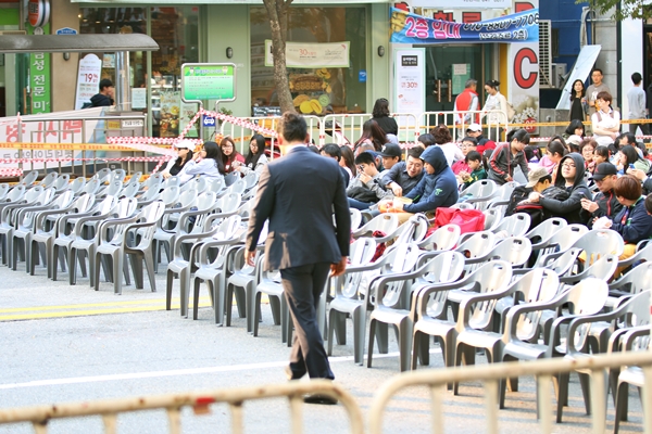 계룡군 문화축제 엄사 사거리 공연장 지난 3일 오후 공연을 앞두고 맨 앞자리 3개 라인을 내빈석으로 지정해 공연 1시간여 전부터 대기하고 있던 시민들로 부터 항의를 받기도 했다.