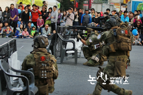 지난 3일 오후 계룡군문화축제 엄사 사거리 거리공연에서 전투재현 시범을 보여 시민들과 관람객들의 눈길을 사로 잡았다.