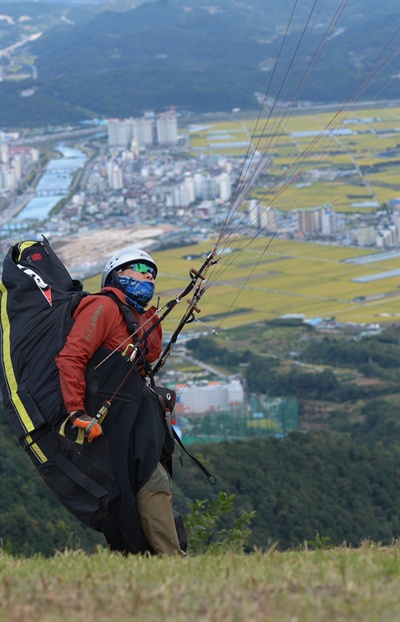  4일 오후 경남 거창군 거창읍 망실봉 활공장에서 2015년 대한민국 국가대표 선발전에 참가한 선수들이 창공을 향해 멋진 비행을 하고 있다. 