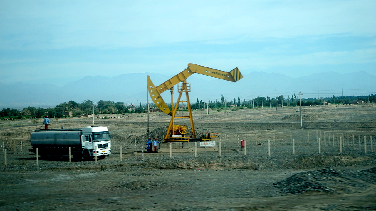 투루판 사막에서 석유를 시추하는 모습