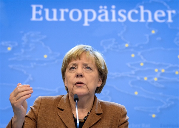 지난 9월 23일 브뤼셀에서 난민 대책을 논의한 유럽연합(EU) 정상회의를 마친 후 앙겔라 메르겔 독일 총리가 기자들에게 설명하고 있다.