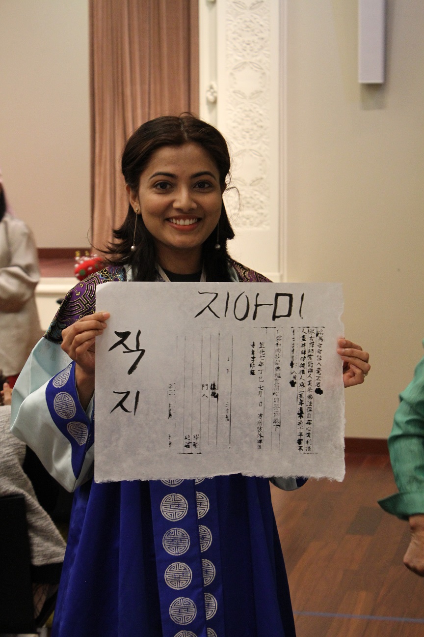 본 행사에 참가한 한 외국인 참가자가 한복을 입고 직접 인쇄한 직지 마지막 장에 한글로 '직지'라는 글자와 본인의 이름을 붓으로 쓴 후에 기념 촬영을 하고 있다. 